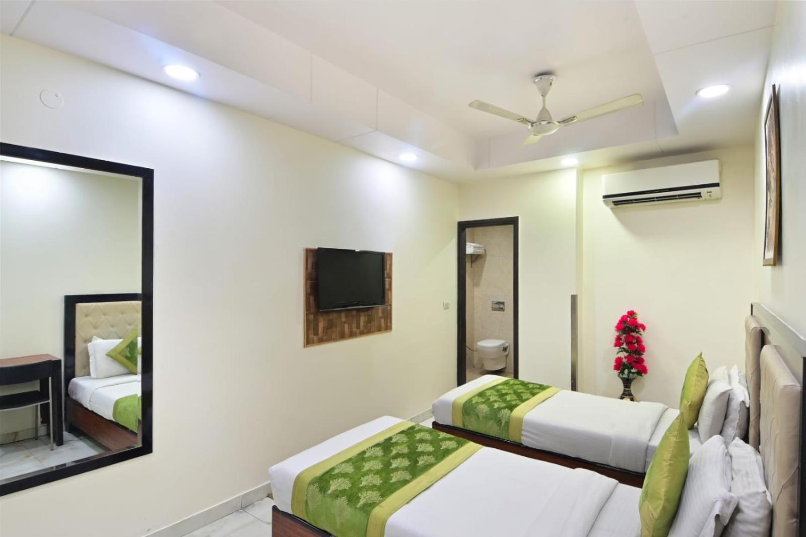 Hotel Emporio View - New Delhi Railway Station - Paharganj Bagian luar foto