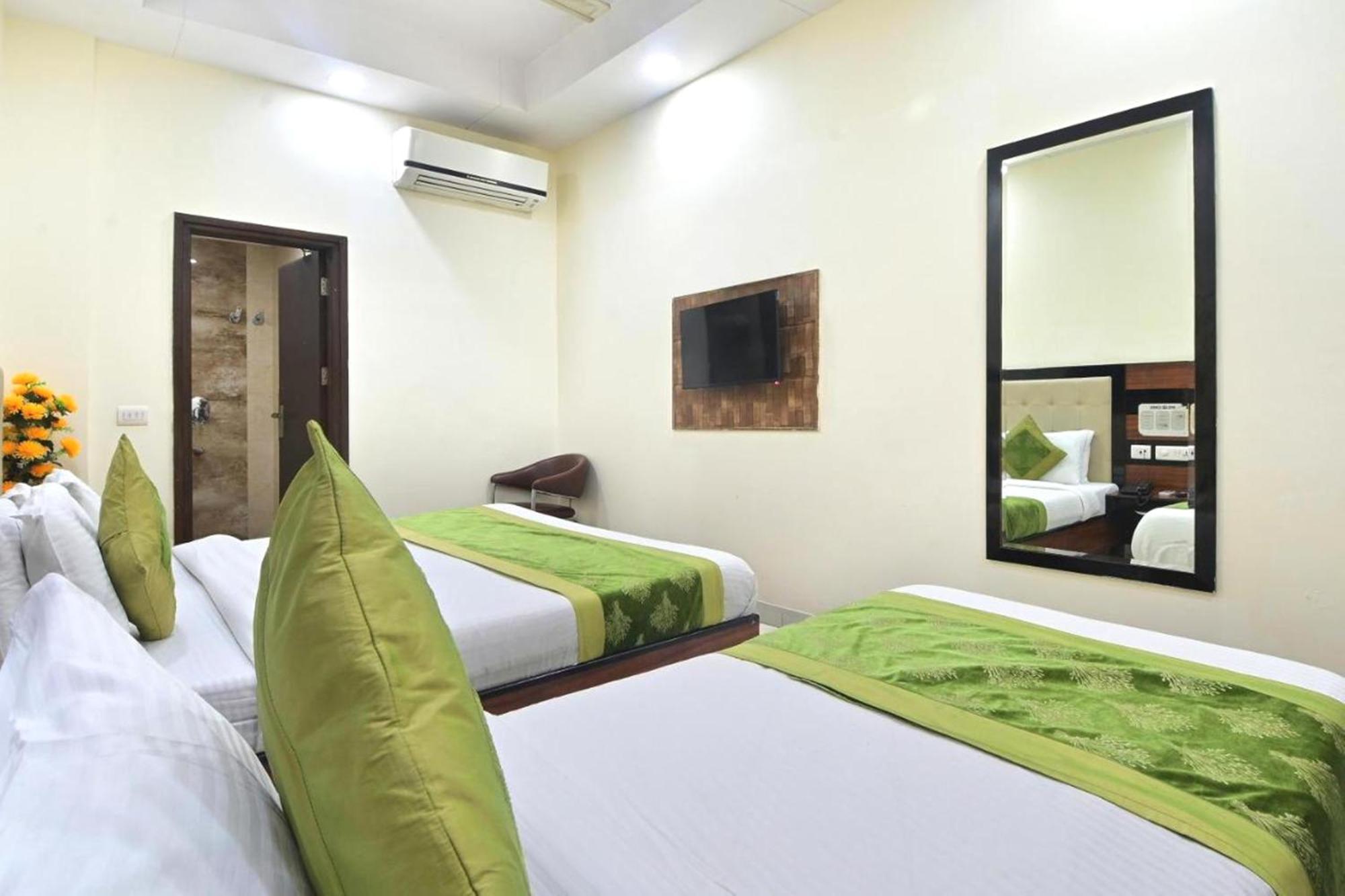 Hotel Emporio View - New Delhi Railway Station - Paharganj Bagian luar foto